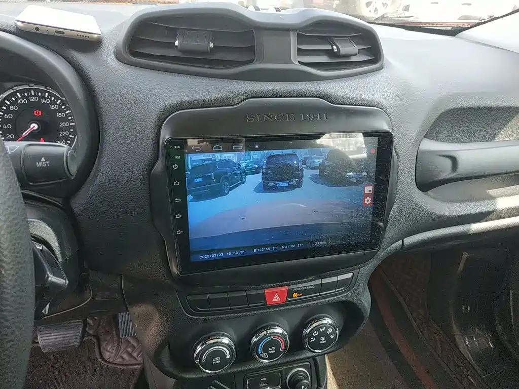 Jeep Renegade — фото 10