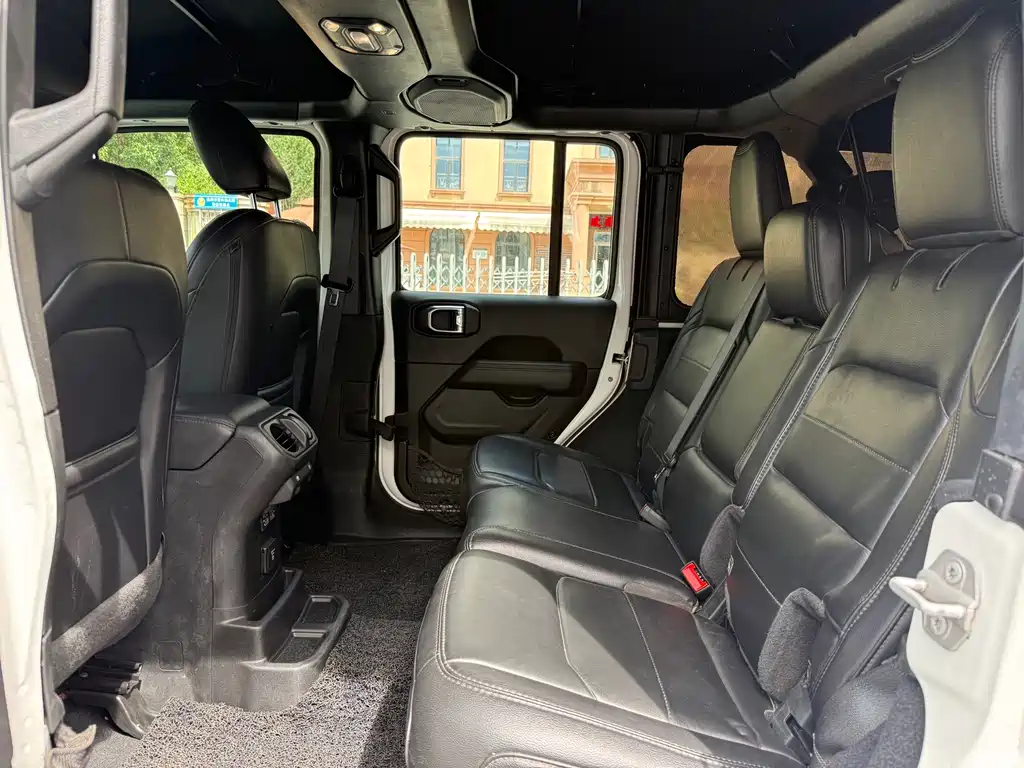 Jeep Wrangler — фото 15