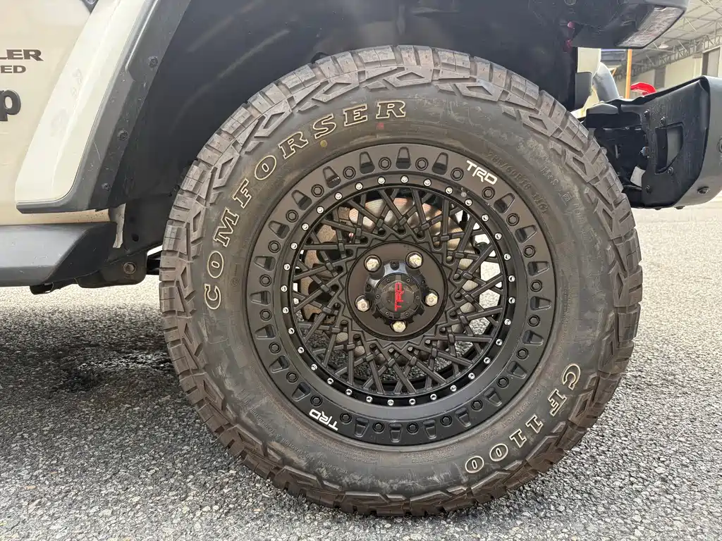 Jeep Wrangler — фото 17