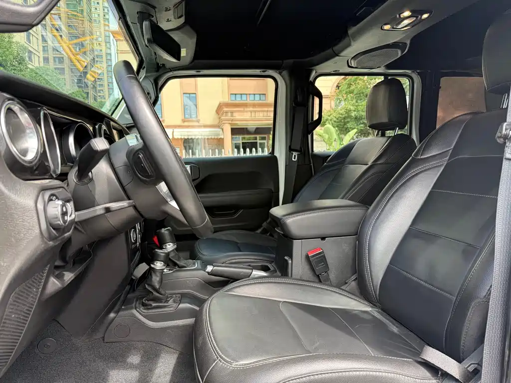 Jeep Wrangler — фото 9