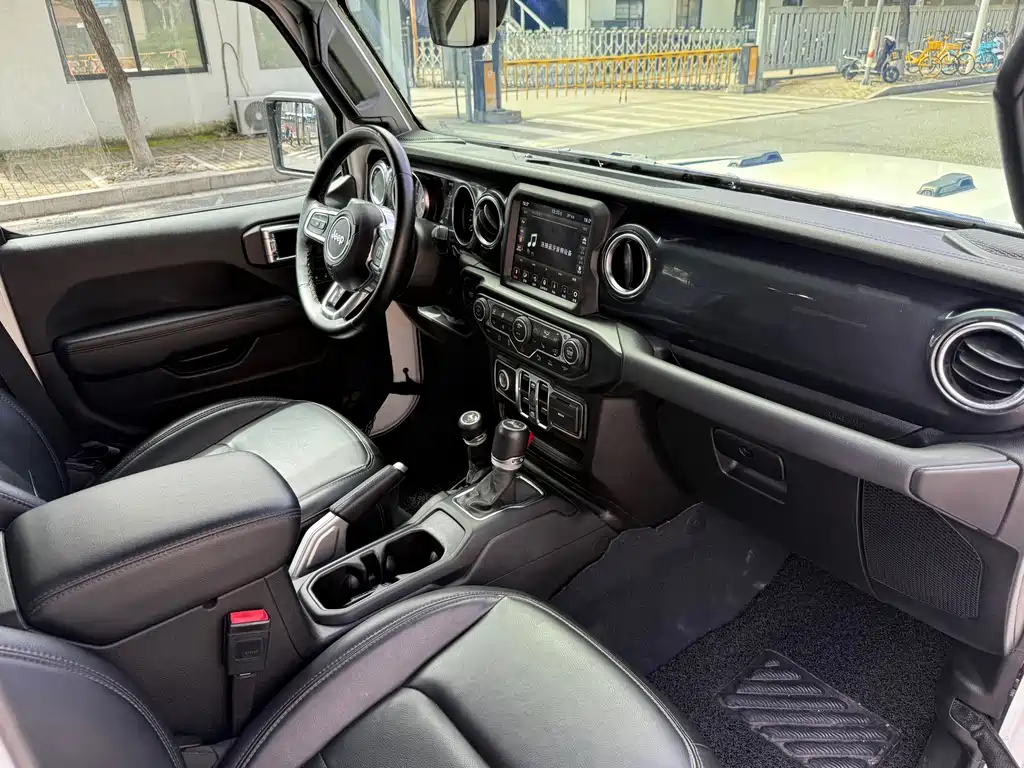Jeep Wrangler — фото 10