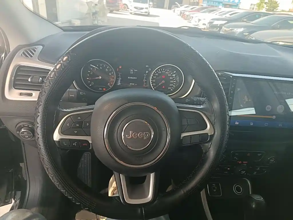 Jeep Compass — фото 11