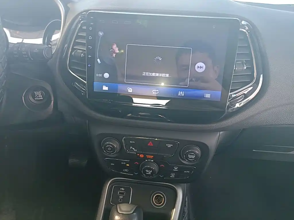 Jeep Compass — фото 13