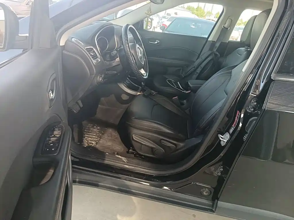 Jeep Compass — фото 15