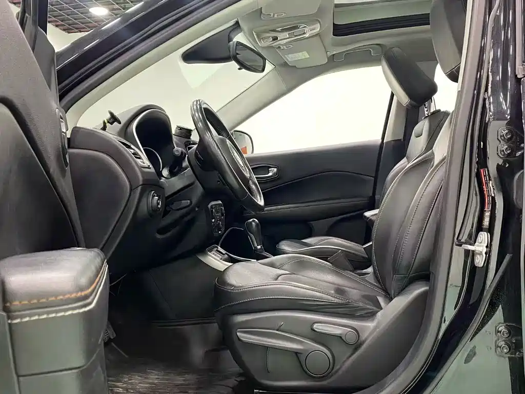 Jeep Compass — фото 4