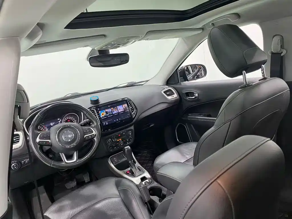 Jeep Compass — фото 6