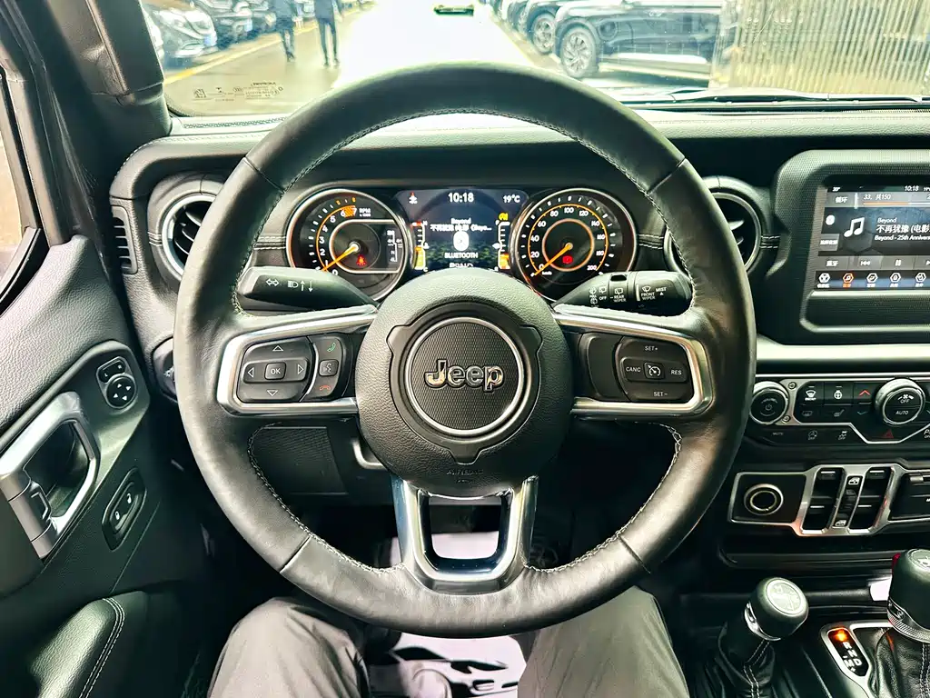 Jeep Wrangler — фото 8