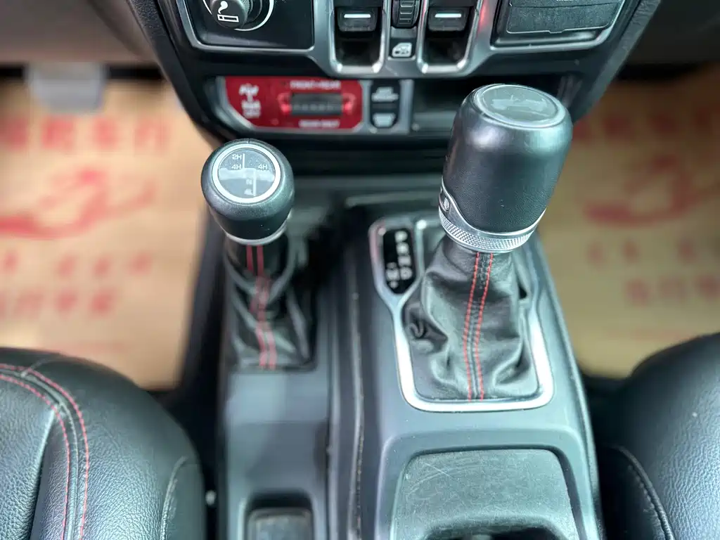 Jeep Wrangler — фото 16
