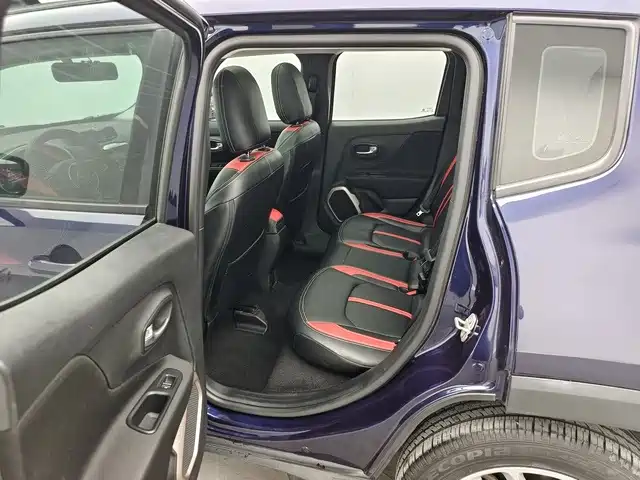 Jeep Renegade — фото 11