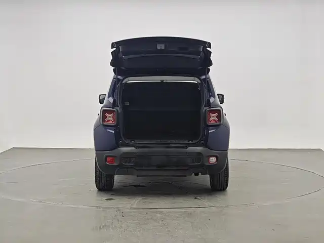 Jeep Renegade — фото 10