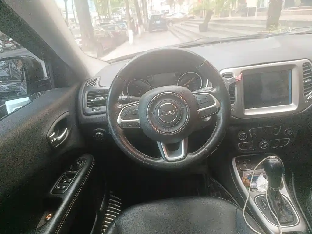 Jeep Compass — фото 11