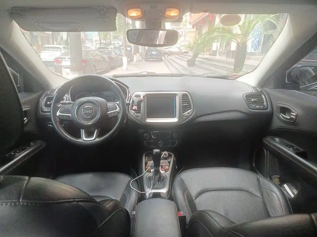 Jeep Compass — фото 10