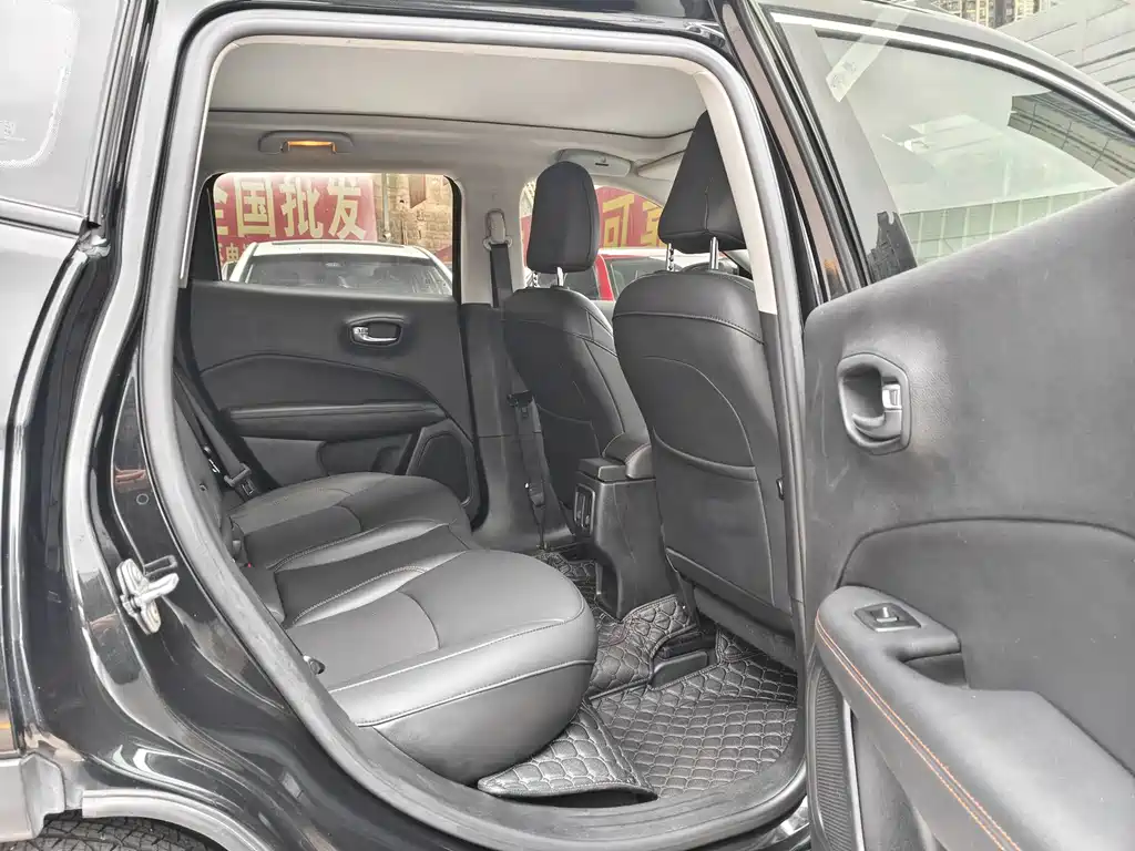 Jeep Compass — фото 6