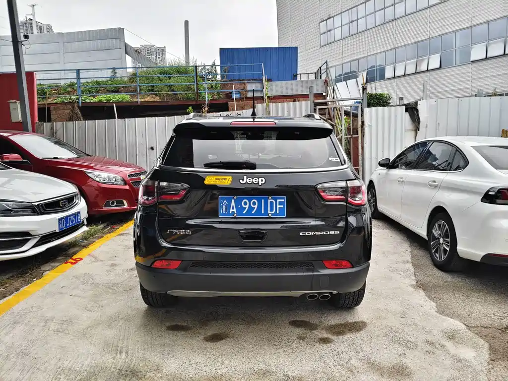 Jeep Compass — фото 8