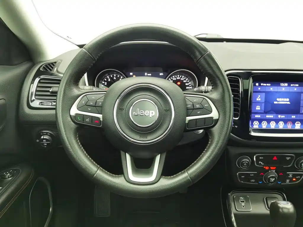 Jeep Compass — фото 11