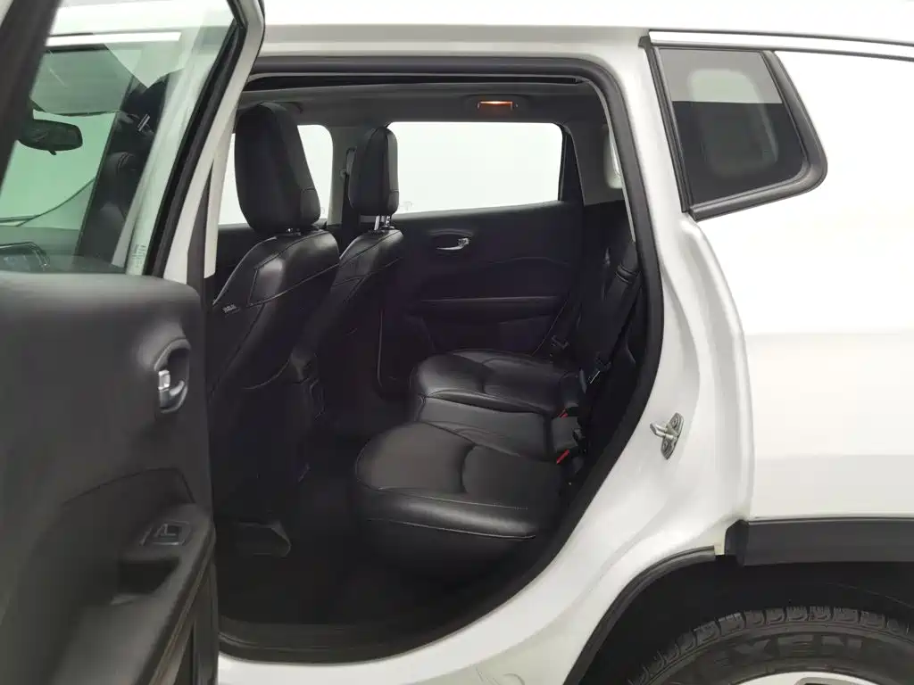 Jeep Compass — фото 15