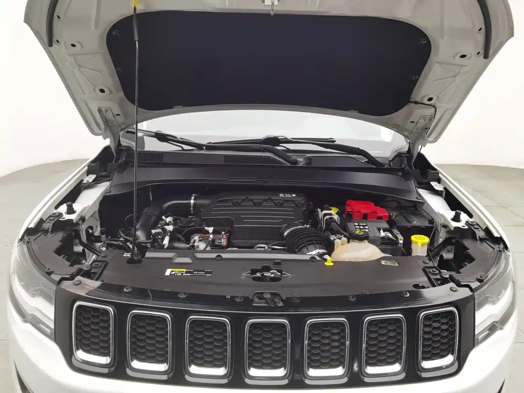 Jeep Compass — фото 6
