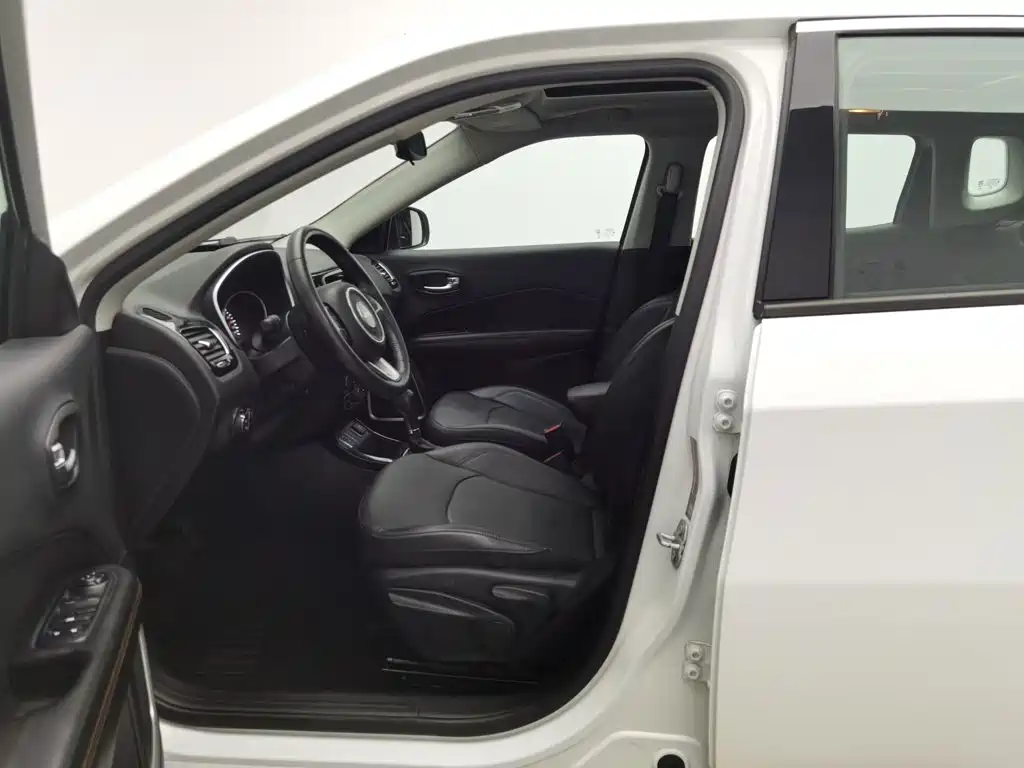Jeep Compass — фото 10