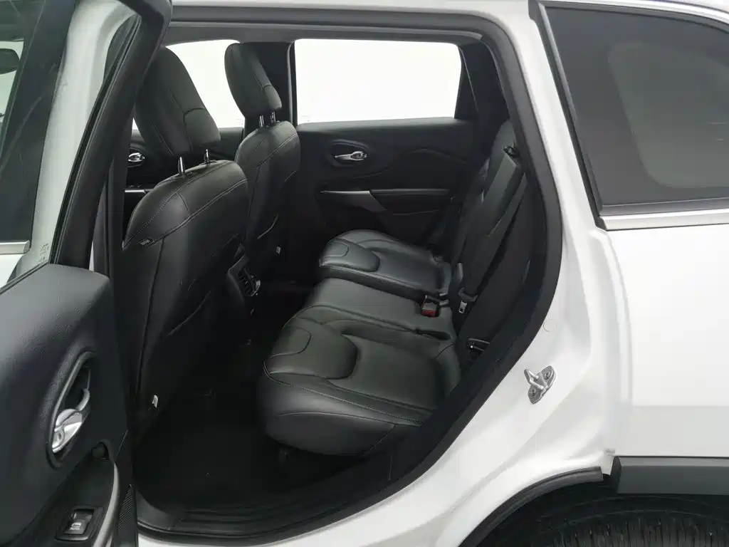 Jeep Cherokee — фото 15