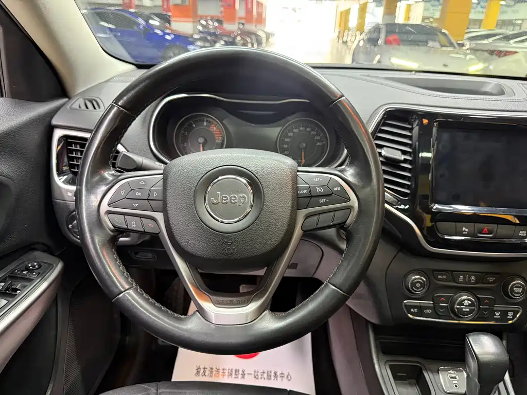 Jeep Cherokee — фото 13