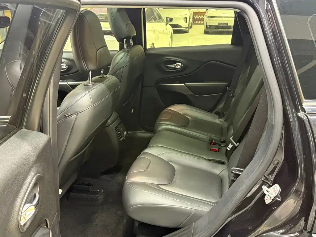 Jeep Cherokee — фото 14