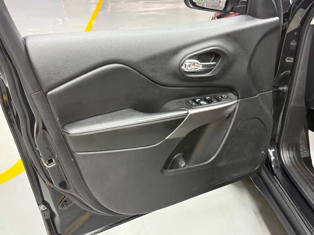 Jeep Cherokee — фото 17