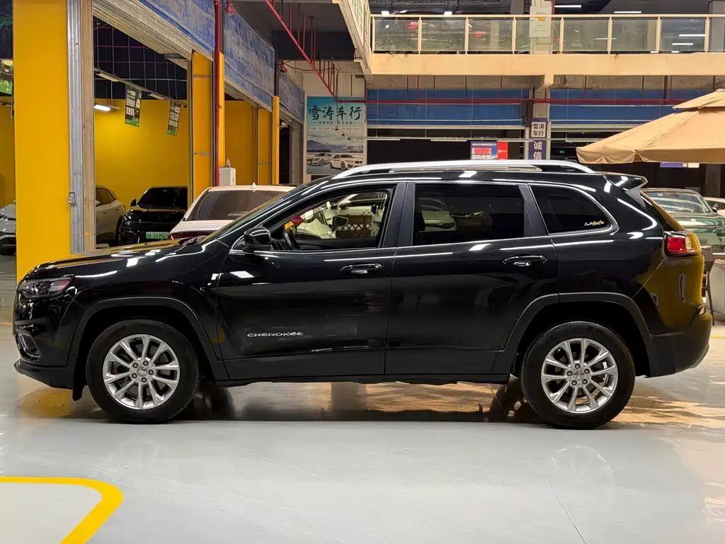 Jeep Cherokee — фото 4