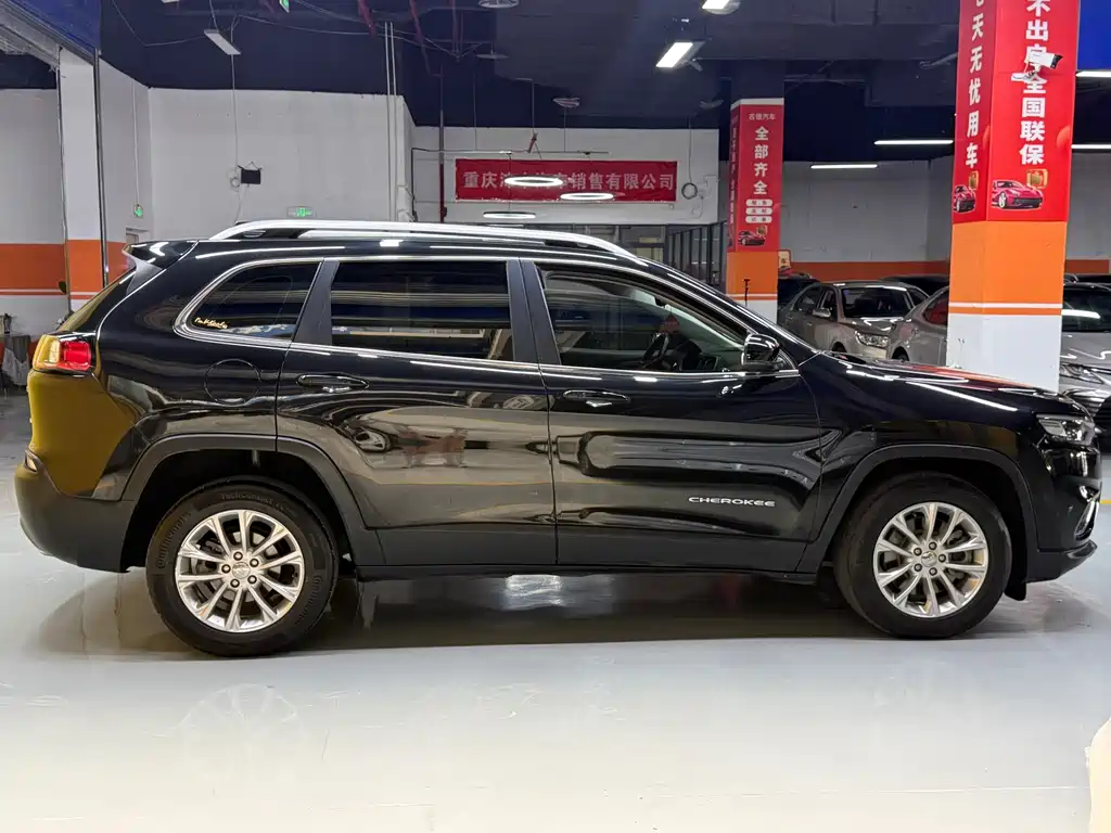 Jeep Cherokee — фото 8