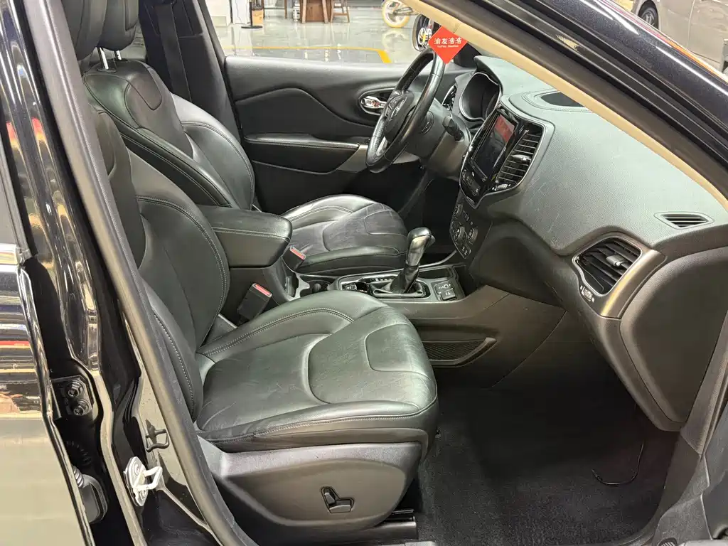Jeep Cherokee — фото 9