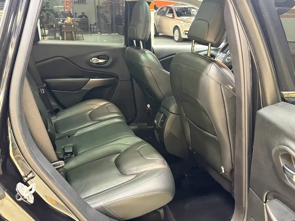 Jeep Cherokee — фото 10