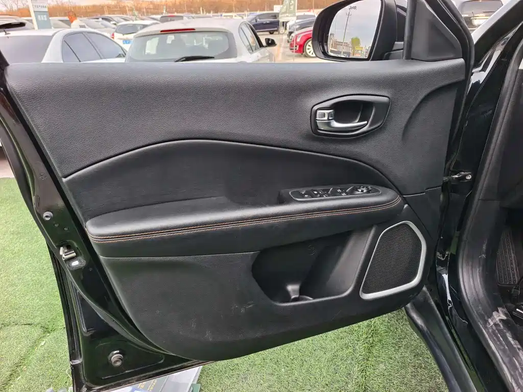 Jeep Compass — фото 13