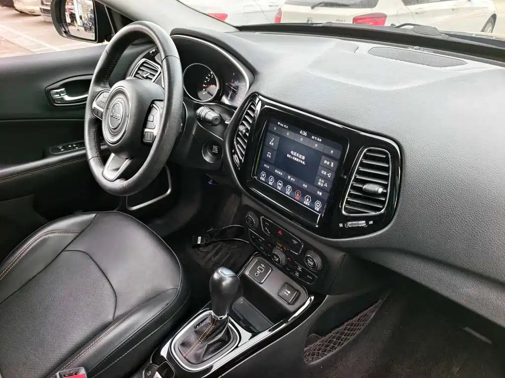 Jeep Compass — фото 15