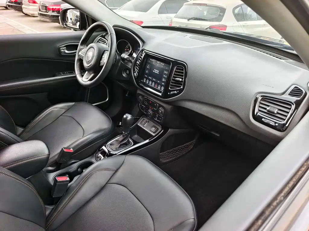 Jeep Compass — фото 17