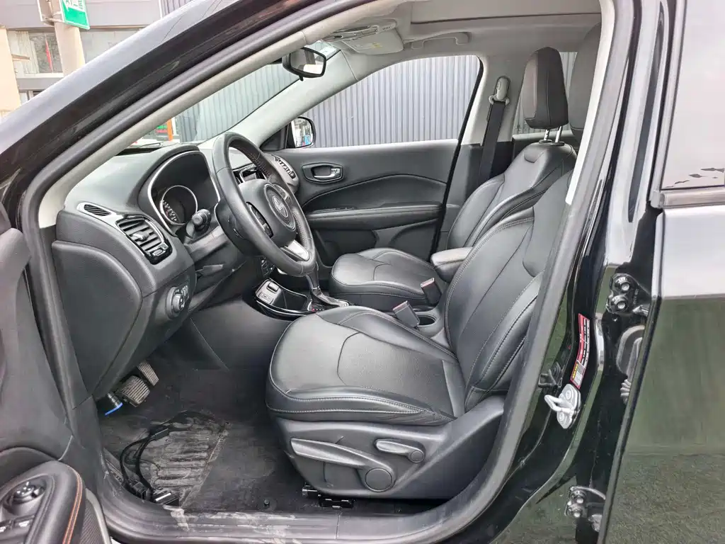 Jeep Compass — фото 8