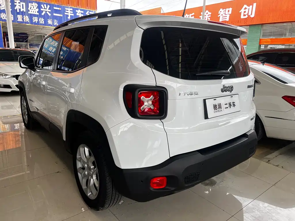 Jeep Renegade — фото 11