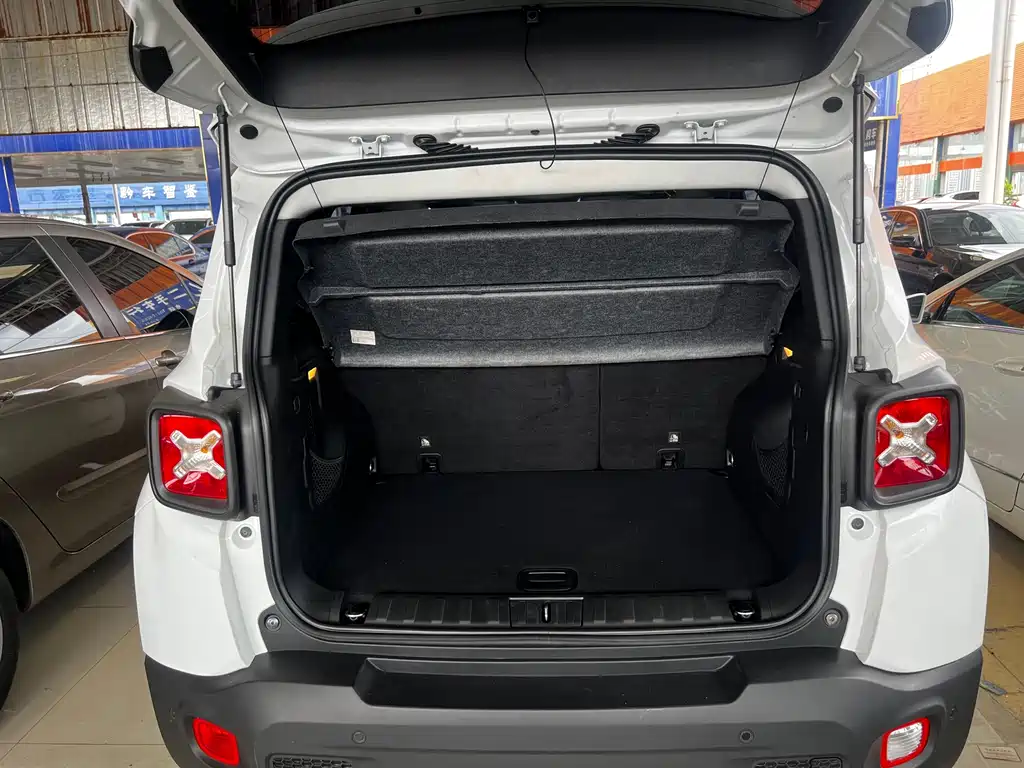 Jeep Renegade — фото 13