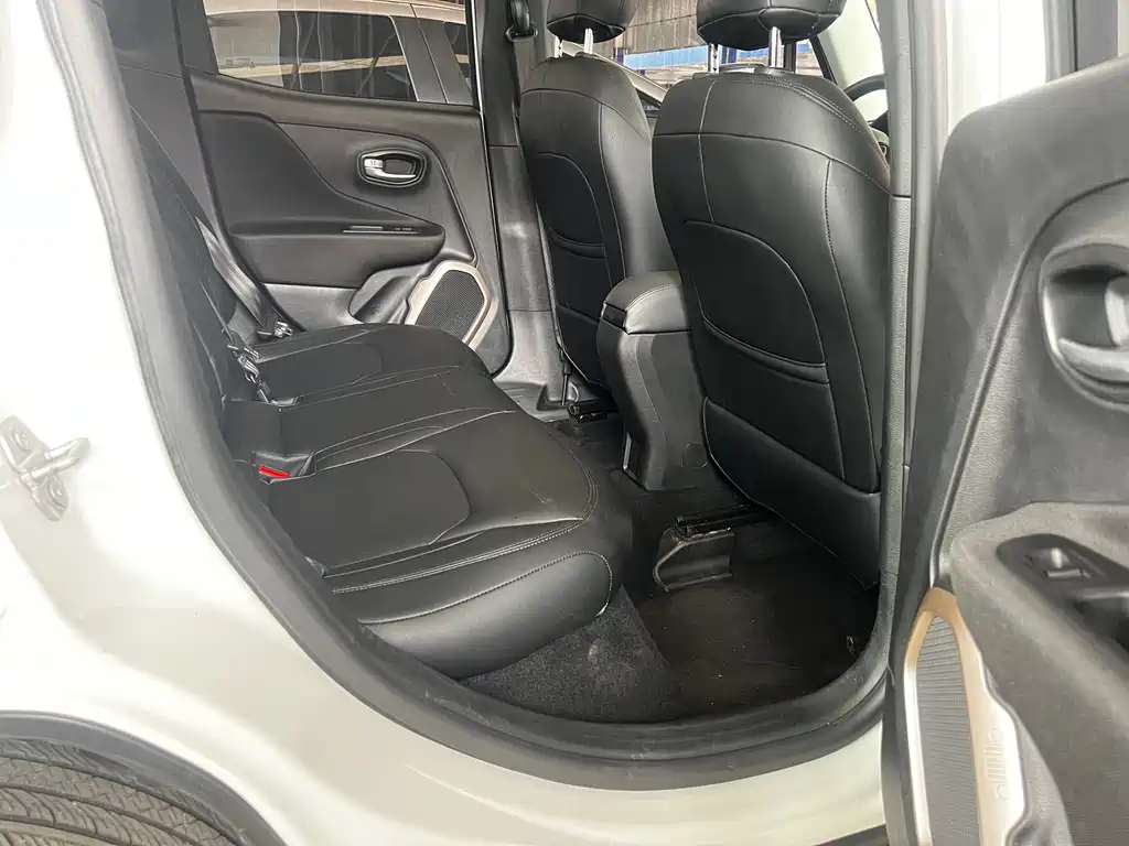 Jeep Renegade — фото 14