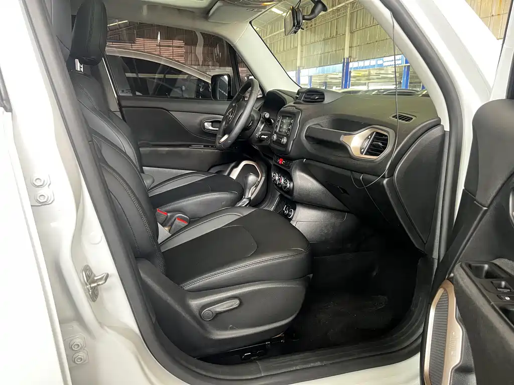 Jeep Renegade — фото 15