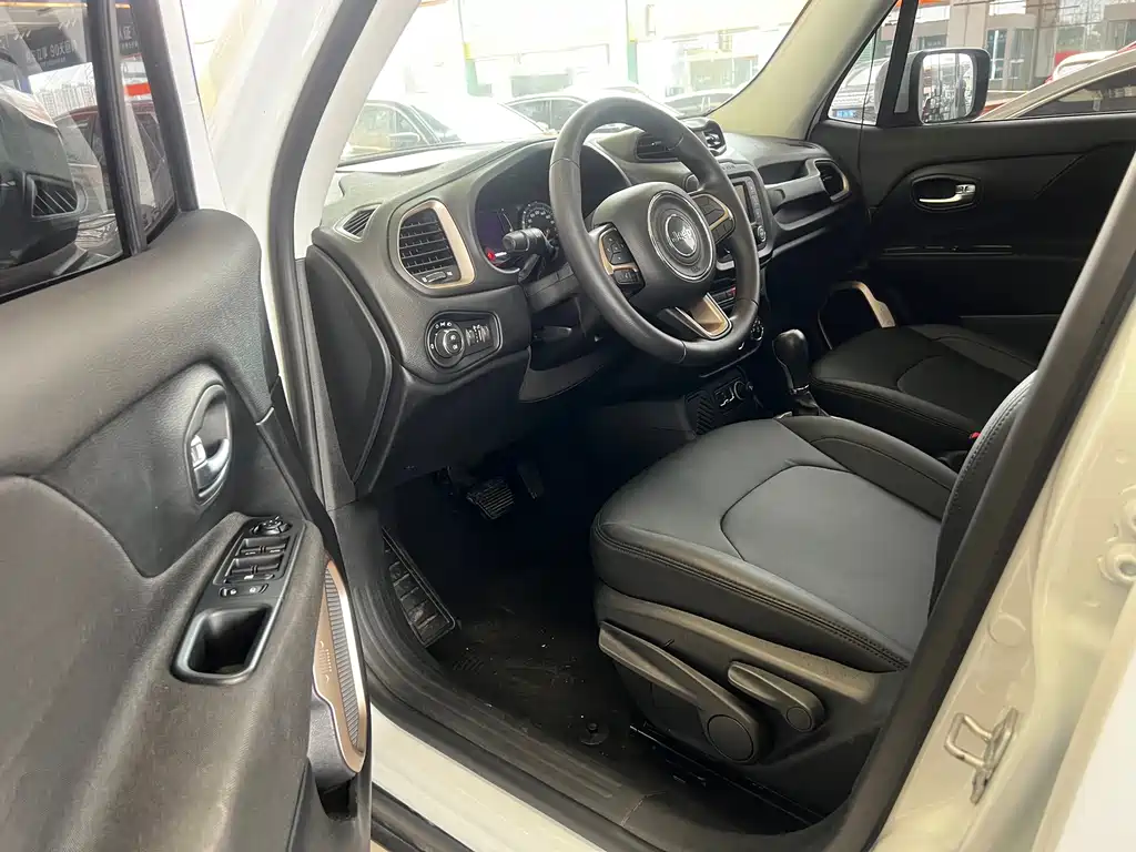 Jeep Renegade — фото 4