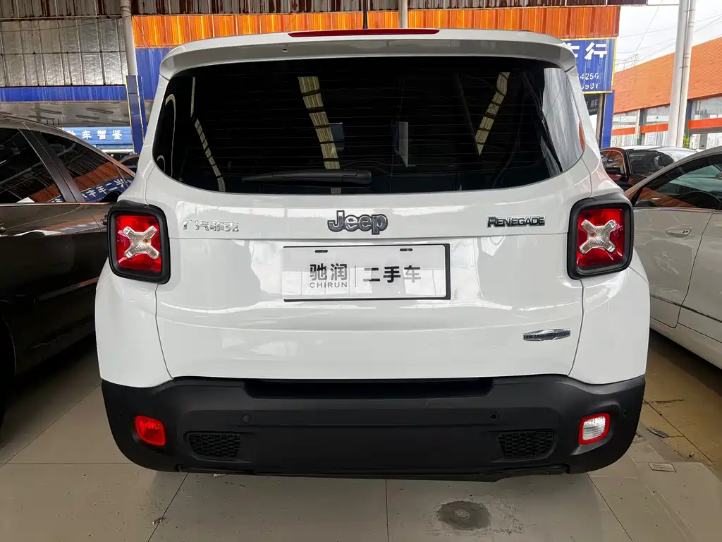 Jeep Renegade — фото 10