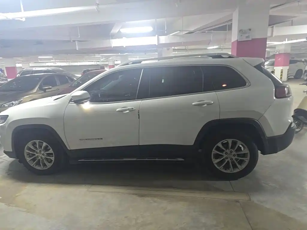 Jeep Cherokee — фото 25
