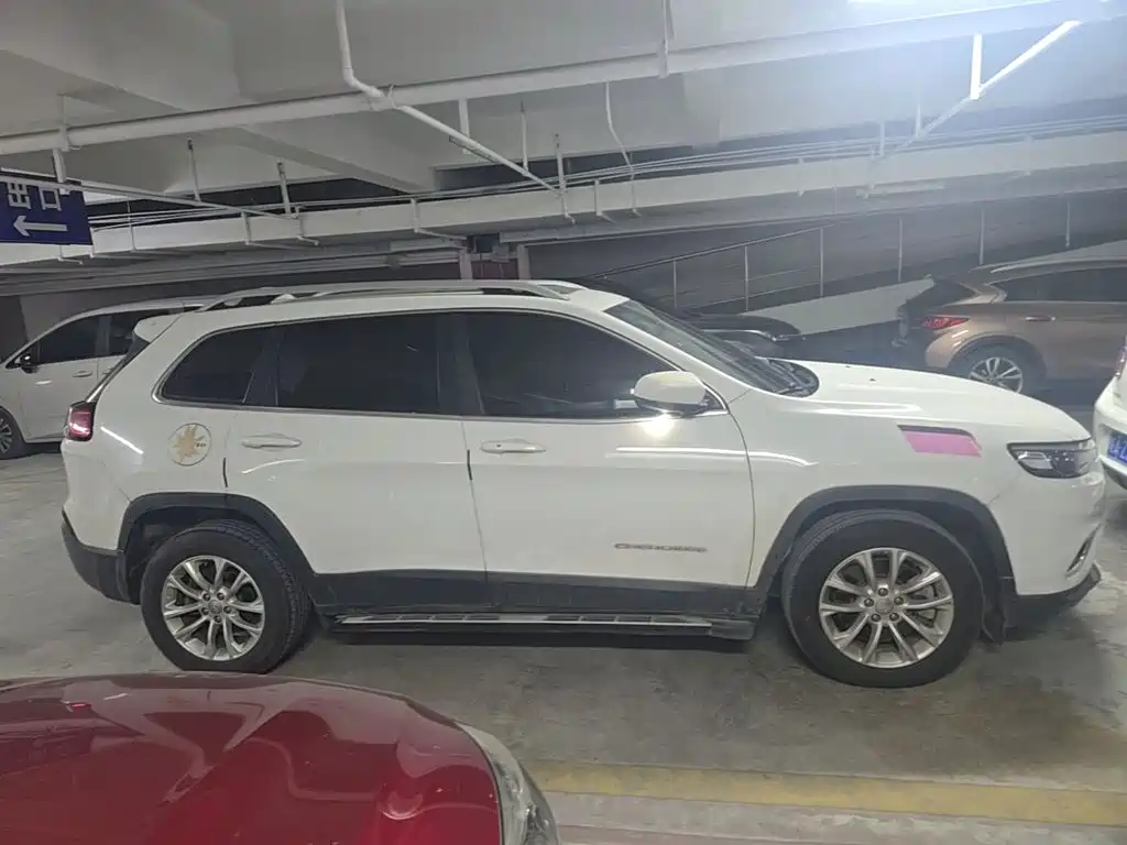 Jeep Cherokee — фото 26