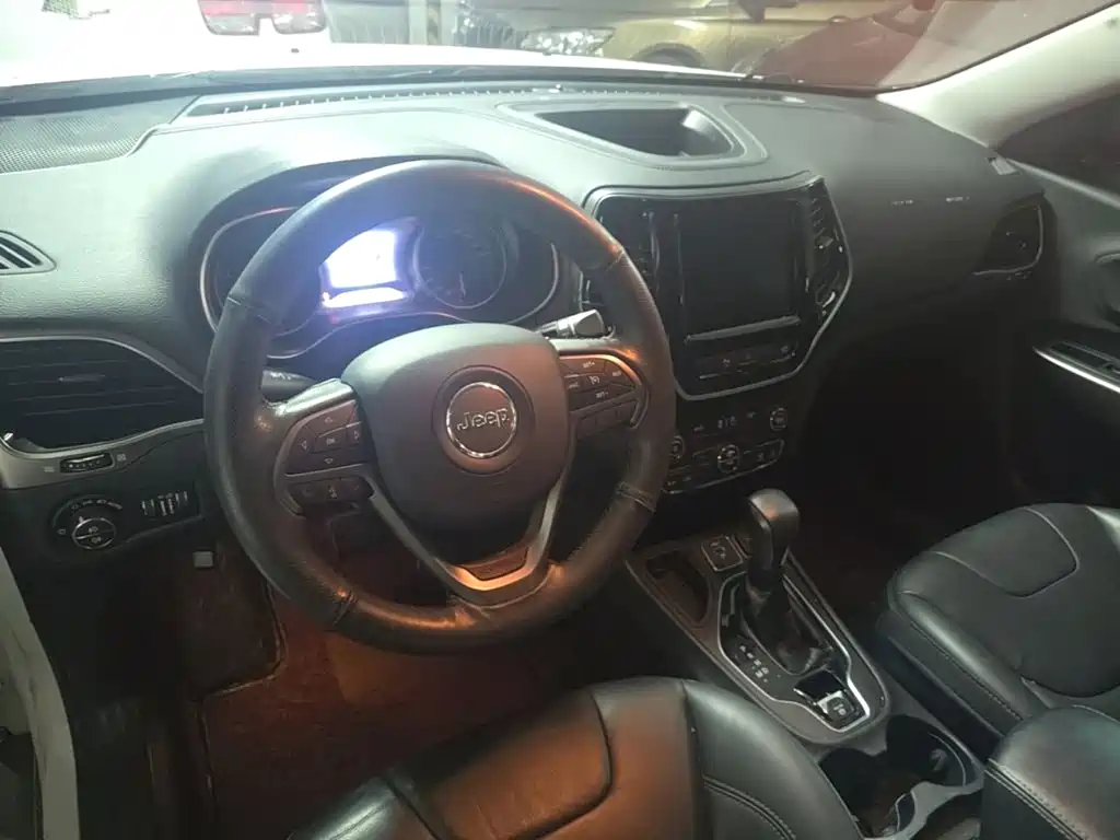 Jeep Cherokee — фото 5