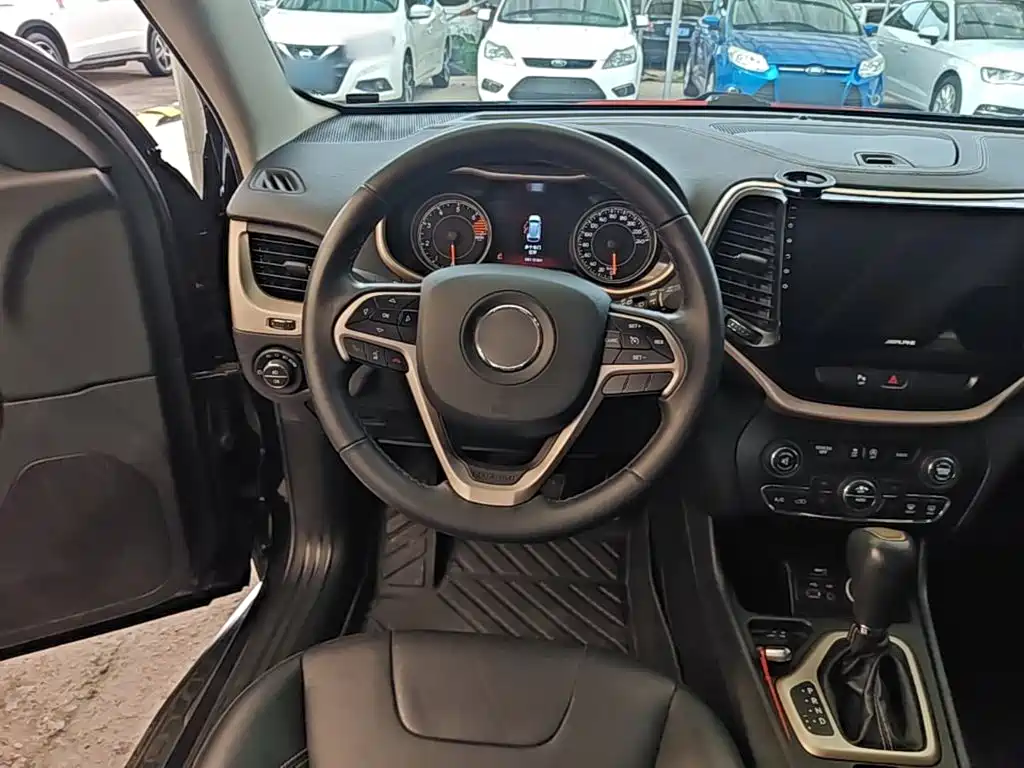 Jeep Cherokee — фото 11