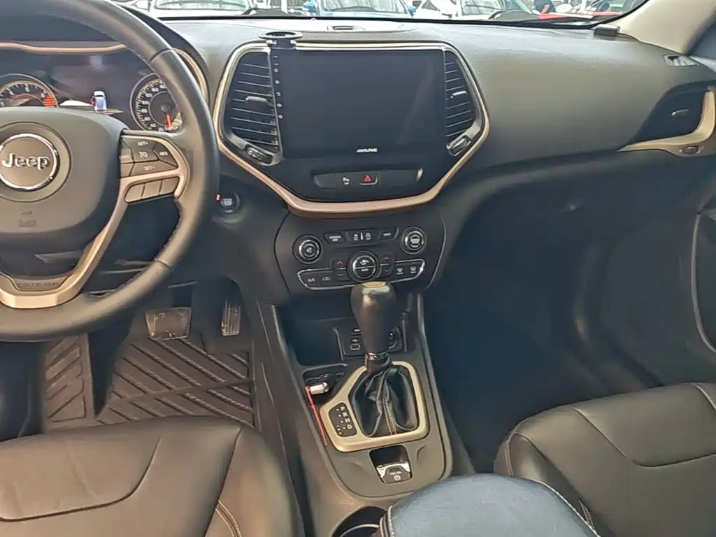 Jeep Cherokee — фото 13