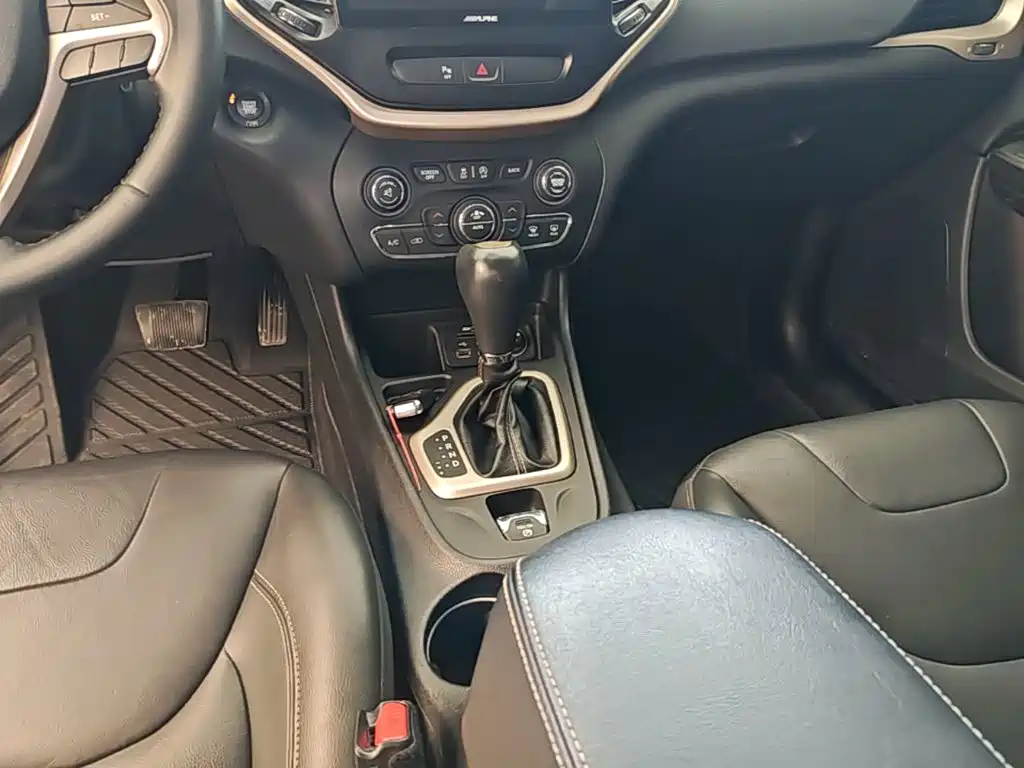 Jeep Cherokee — фото 14
