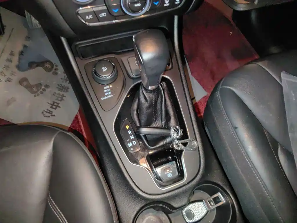 Jeep Cherokee — фото 10