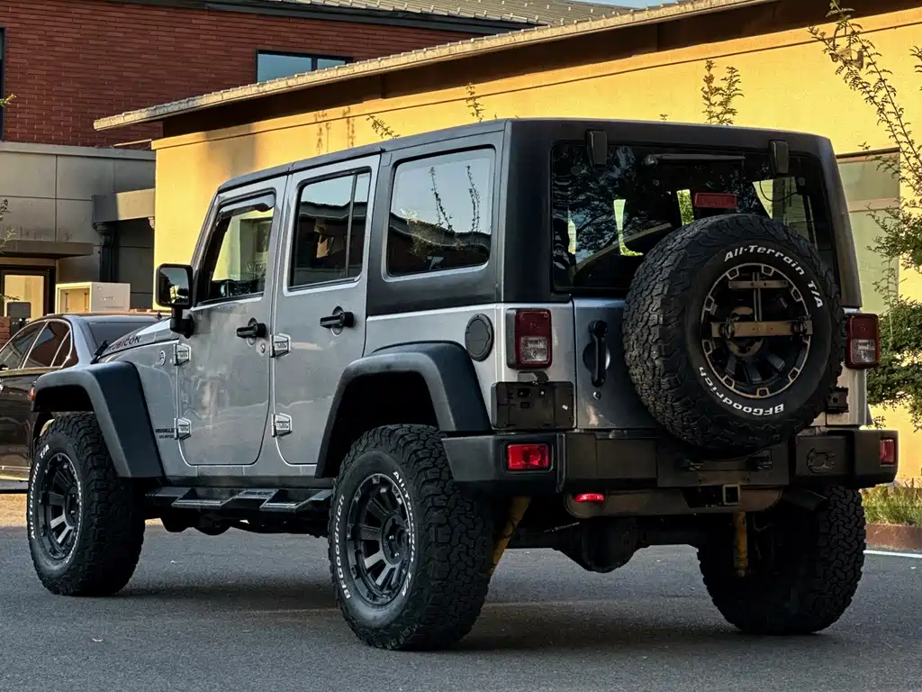 Jeep Wrangler — фото 13