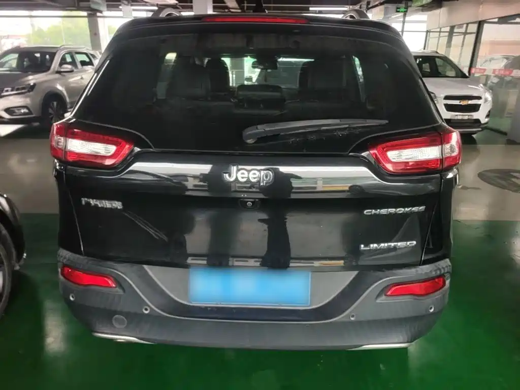 Jeep Cherokee — фото 6