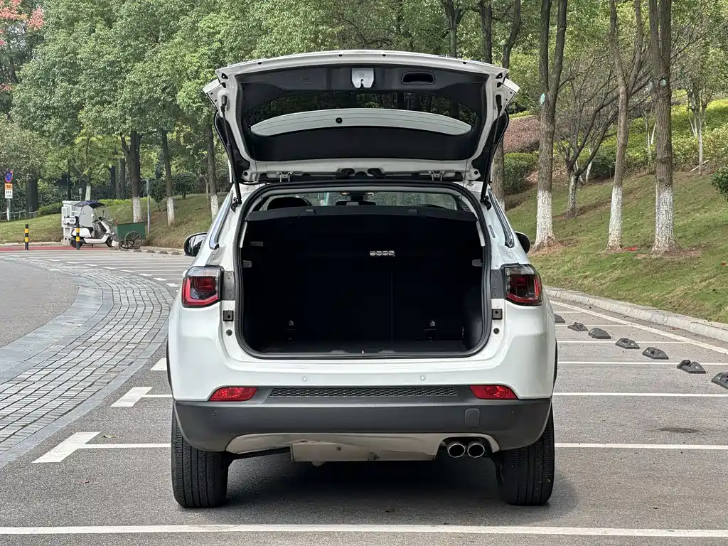 Jeep Compass — фото 5